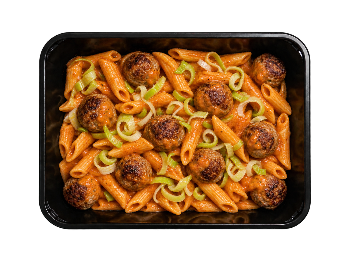 Kødboller med penne i cremet tomatsauce og porre – Frost
