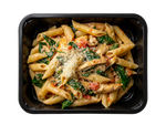 Kylling i cremet tomatsauce med spinat, penne og parmesan – Frost