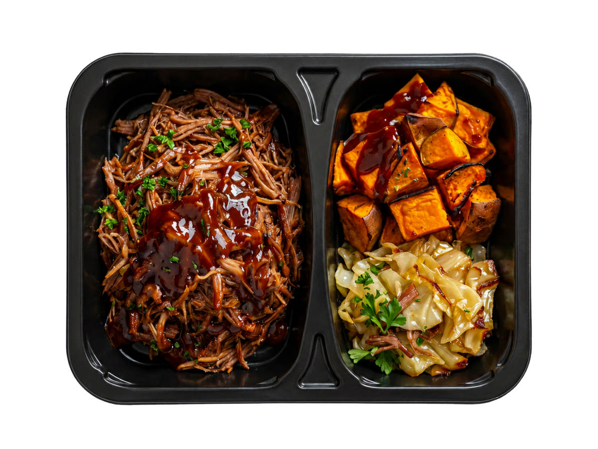 Sticky BBQ pulled pork med søde kartofler og sauteret spidskål – Frost