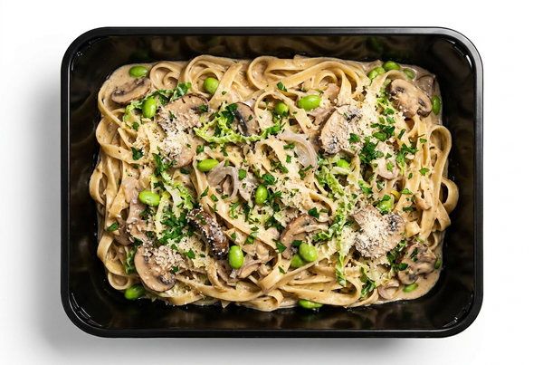 Cremet svampepasta med fettuccine, parmesan og grønt