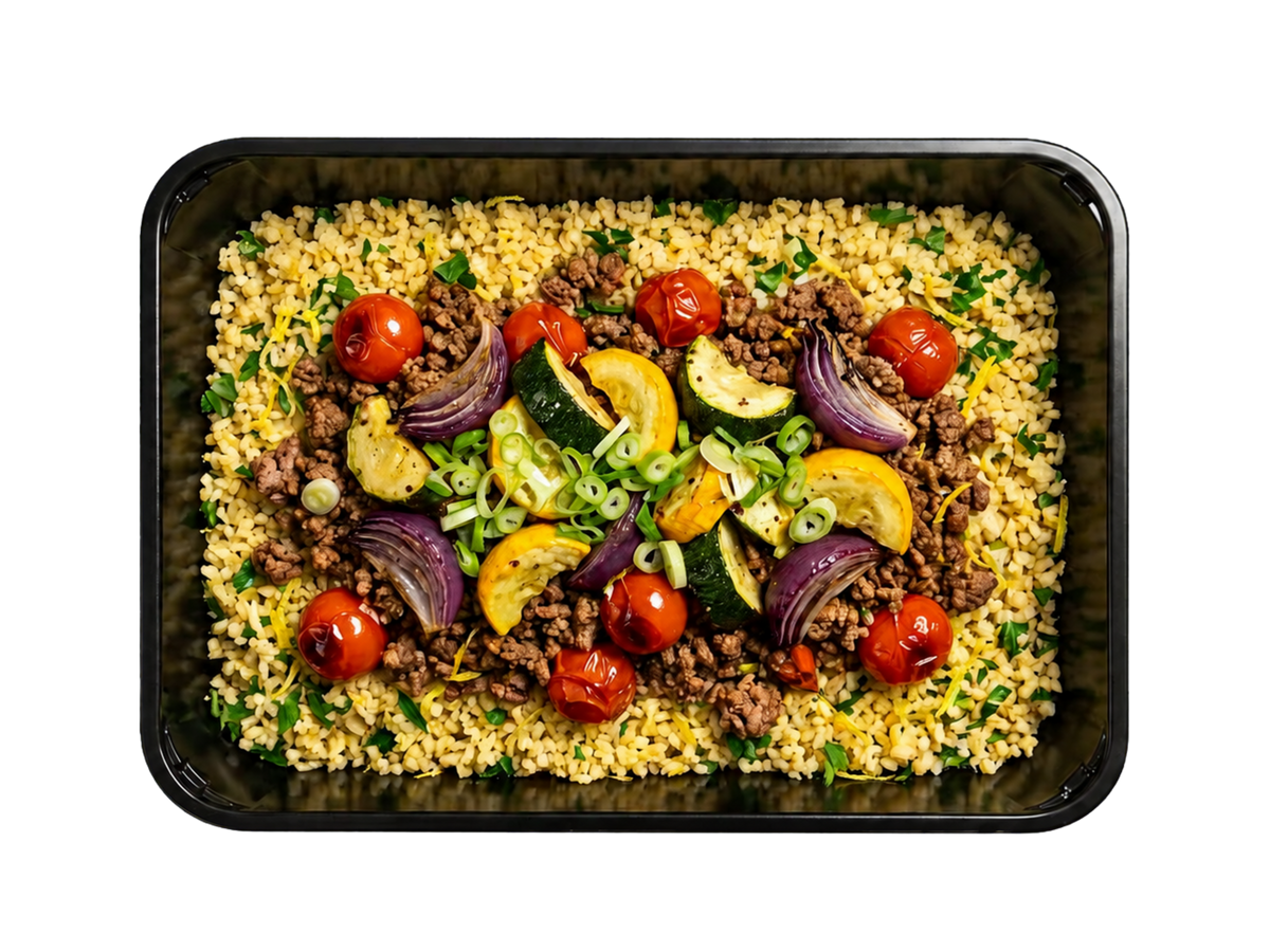 Krydret oksekød med citron-persille bulgur, bagt squash og rødløg.