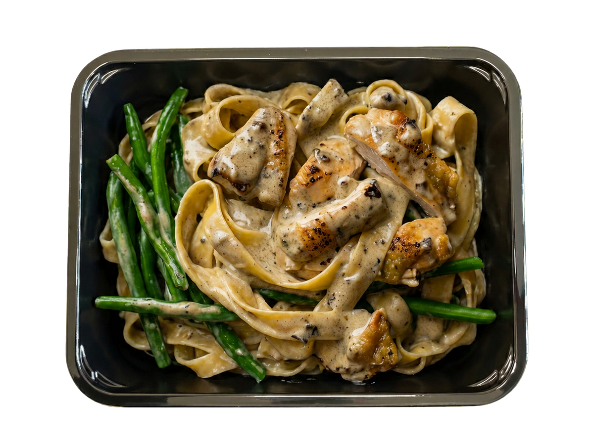 Kylling med fettuccine i cremet trøffelsauce og grønne bønner.