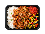 Mexicansk carnitas med ris, salsa, majs og sorte bønner i en sort måltidsbakke.
