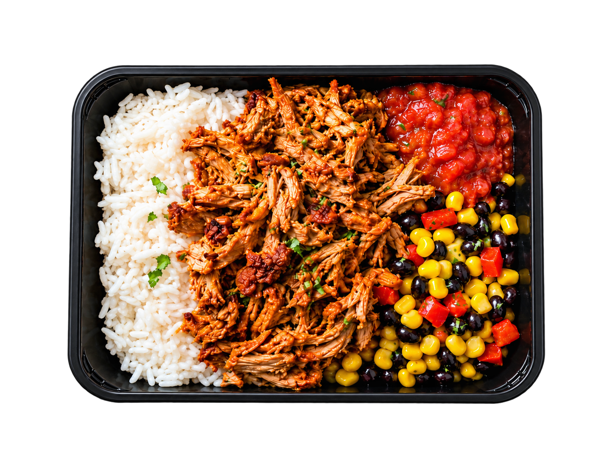 Mexicansk carnitas med ris, salsa, majs og sorte bønner i en sort måltidsbakke.