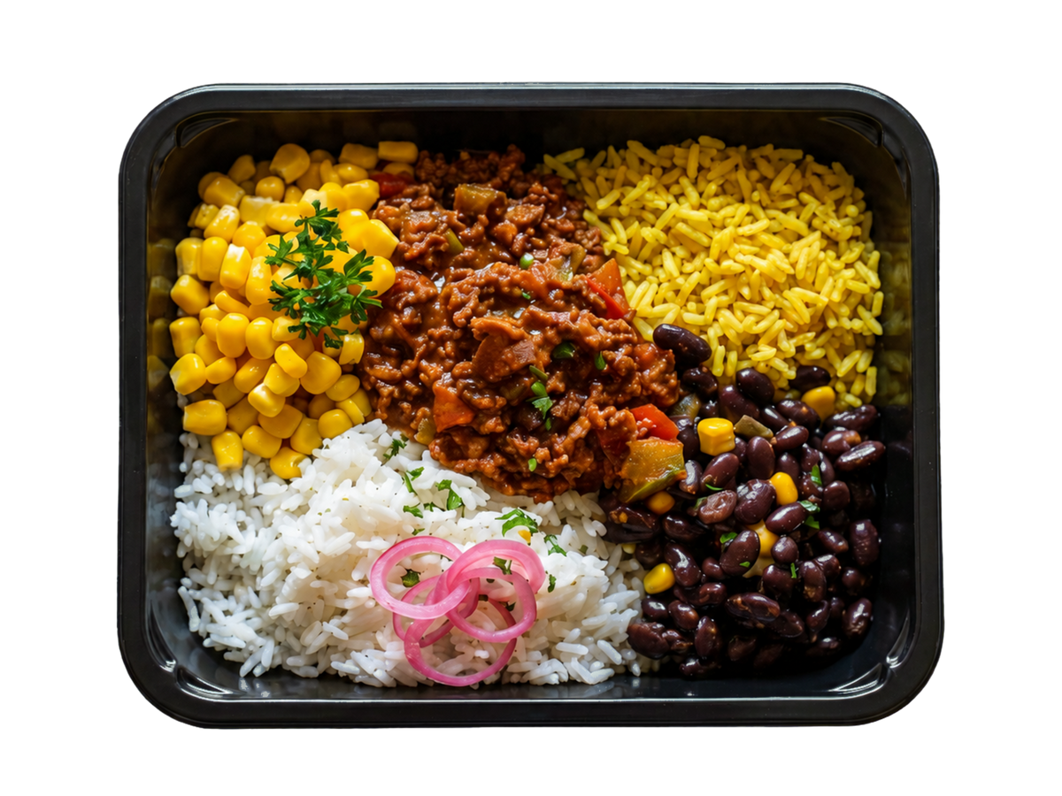 Mexicansk okseragù med ris, majs og sorte bønner.