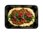 Millionbøf med cremet kartoffelmos og syltede rødløg.