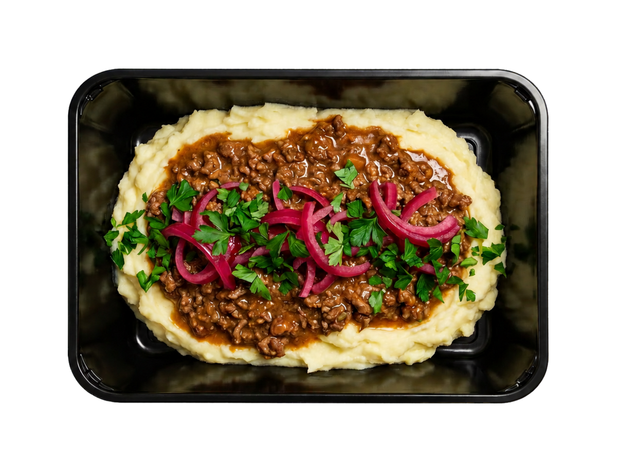 Millionbøf med cremet kartoffelmos og syltede rødløg.