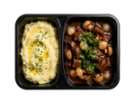 Oksegryde i rødvin med champignon, perleløg og kartoffelmos.