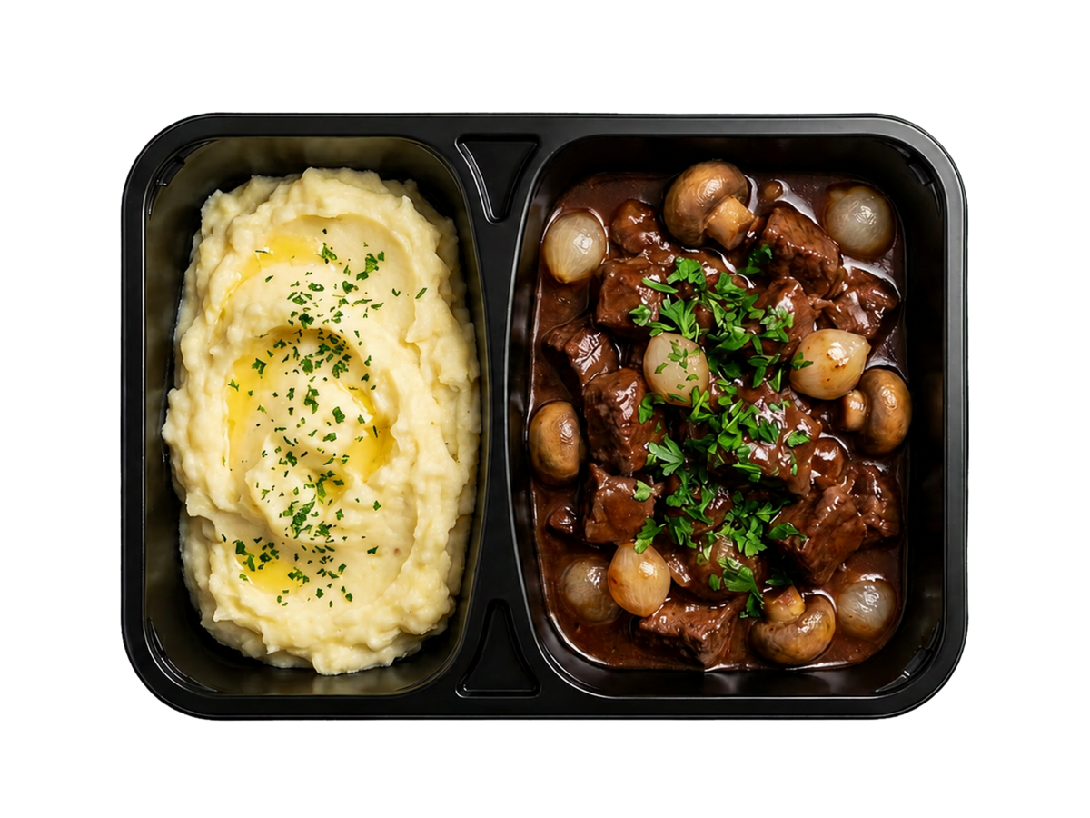 Oksegryde i rødvin med champignon, perleløg og kartoffelmos.