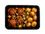 Oksekødboller i cremet paprikasauce med råstegte kartofler og bagte grøntsager.