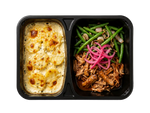 Pulled pork med flødekartofler, grønt og syltede rødløg.