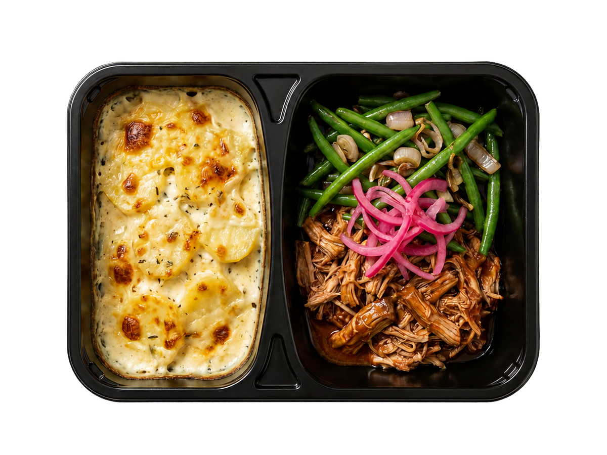 Pulled pork med flødekartofler, grønt og syltede rødløg.